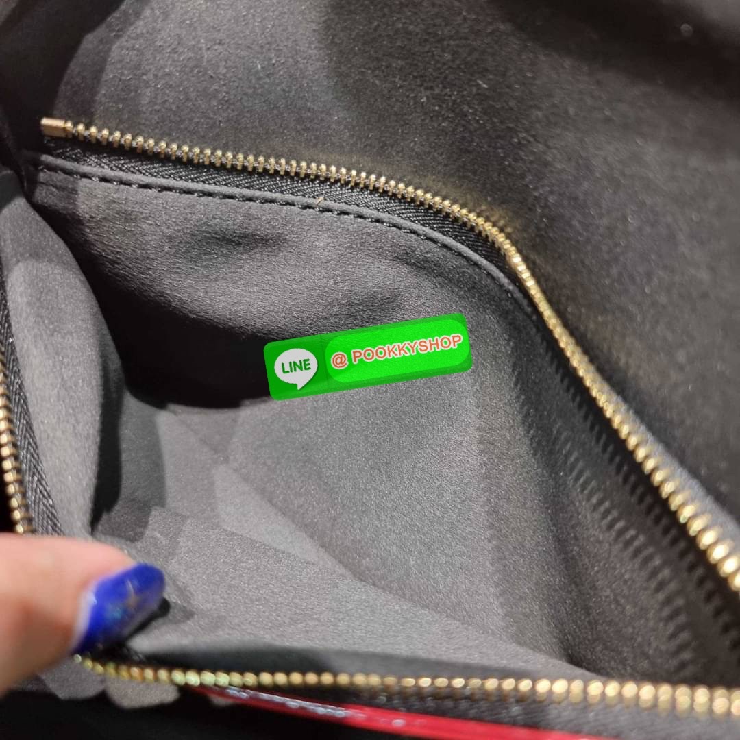 LV DIANE BAG 🔆 Details กระเป๋ามัลติฟังก์ชั่นสุดคุ้มจากเคาน์เตอร์ dutyfree ที่ดีไซน์ออกมาน่ารักน่าใช้มากๆ มีสายมาให้ถึง 2 แบบ สายหนังคล้องไหล่ได้ และสายสปอร์ตครอสบอดี้ได้ ปรับเปลี่ยนใช้ตามลุคแต่ละวันได้เลย