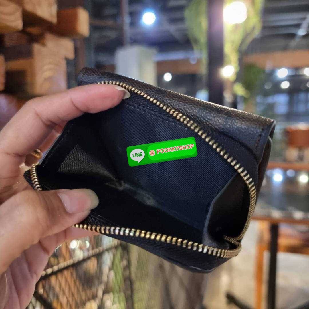 COACH 7331 SMALL TRIFOLD WALLET IN SIGNATURE CANVAS สวยคลาสสิค พกพาง่าย ใบเล็กน่ารักน่าใช้ ต้องยกให้ใบนี้จ้า ตอบโจทย์คนชอบพกน้อยที่สุด!! กระเป๋าสตางค์ใบสั้นหนังแคนวาสเคลือบคุณภาพดี ภายในเป็นหนังแท้ ใส่บัตร ใส่ธนบัตรได้ทุกชนิด มีช่องซิปแยก ใบเดียวใบนี้คือเ