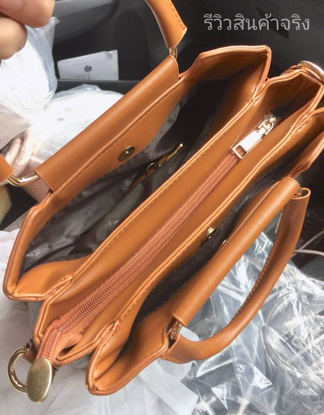 สินค้าดีมีคุณภาพ งานขายดีพร้อมส่งเลยค่ะ!! กระเป๋าสะพายทรงถือสไตล์งานแบรนด์ วัสดุ pu พิมพ์ลายโลโก้ เนื้อหนานุ่มขึ้นทรงคุณภาพดีไม่ซึมน้ำ ดีไซน์เรียบหรูดูดี หูจับกระเป๋าอย่างหนาแต่งอะไหล่แบบสายเข็มขัดด้านหน้าเก๋มากค่ะ ช่องใส่ของแบ่ง 3 ช่อง ใส่ของได้เป็นระเบี