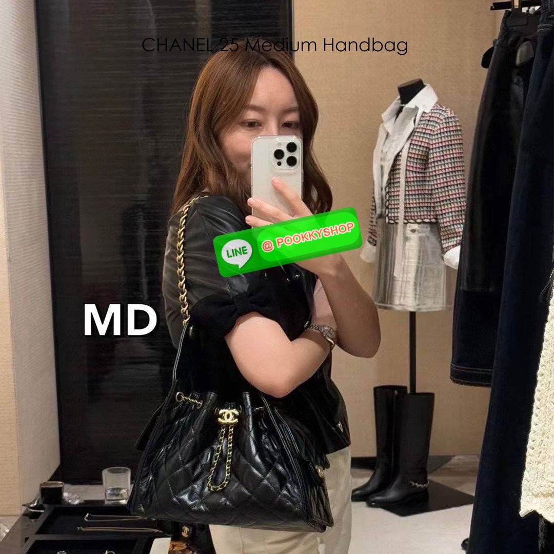 CHANEL 25 Medium Handbag กระเป๋าสะพายทรงโฮโบใบใหญ่ คอลใหม่ล่าสุด ต้อนรับฤดูกาล SPRING-SUMMER 2025 รูปทรงใช้งานได้จริง จุของได้ ถือเก๋ๆ เอวี่เดย์ลุค บอกเลยว่าดีไซน์เก๋มาก สาวๆ เตรียมพุ่งตัวก่อนใครได้เลย ราคาสุดคุ้มที่นี่ที่เดียวค่า