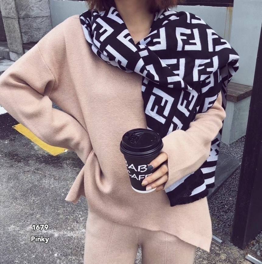 พร้อมส่ง ผ้าคลุมไหล่ fendi 1679 งานนำเข้า ผ้านุ่มมาก ใช้พันคอ คลุมไหล่ ผ้าห่มได้ มีความเก๋ตามฉบับแบรนด์ดัง หนาวนี้สาวๆสาวก fendi ต้องจัดเซตให้เข้ากันจ้า