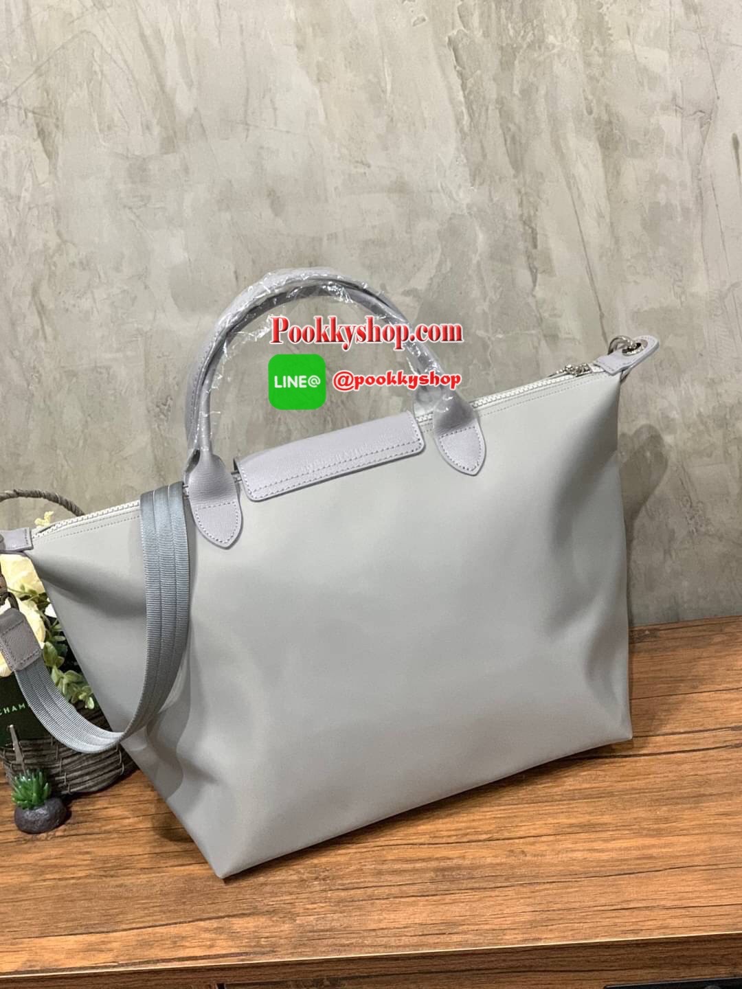 Longchamp Le Pliage Neo Size M มาพบกับกระเป๋ารุ่นยอดนิยม ที่สาวๆ ต้องมีไว้เก็บไว้สักใบ กระเป๋าโท้ทใบนี้ มาพร้อมกับสีที่มีสไตล์เรียบง่าย มีสายสะพายยาวช่วยให้คุณสามารถสะพายไหล่ได้อย่างสบาย ในขณะที่ที่ปิดแบบซิปช่วยให้คุณมั่นใจได้ว่าของด้านในมีความปลอดภัย Le