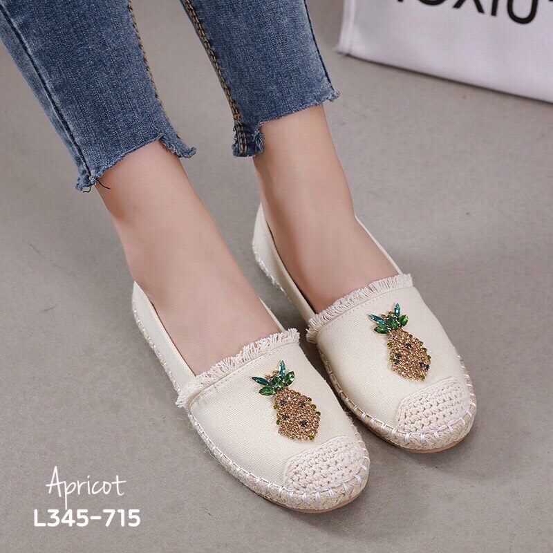 สินค้าขายดี พร้อมส่งค๊าา slip on shoes รองเท้าผ้าใบ slip on so cute งานผ้ายีนส์ ติดอะไหล่สับปะรด พื้นนิ่มมากคะ ใส่สบายจะแมตช์กับกางเกง👖หรือกระโปรง👗ก็ได้ค่ะ แม่ค้าคอนเฟริม ห้ามพลาดเลยจ้าตัวนี้แนะนำ อย่าช้ารีบเลย