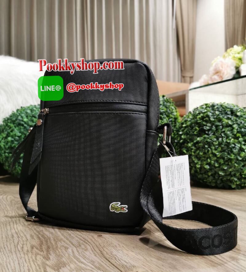 ห้ามพลาด‼️ NEW ARRIVAL! SAFFIANO SHOULDER BAG รุ่นใหม่ล่าสุดจาก Factory ดีไซน์ Unisex ใช้ได้ทั้งชายและหญิง วัสดุหนัง Saffiano เนื้อหนาอยู่ทรงสวยดูดี ด้านหน้ามีโลโก้แบรนด์ มี1ช่องใส่ของช่องหลักเปิดปิดด้วยซิปสะดวกใช้ ภายในมีช่องใส่ของและช่อง