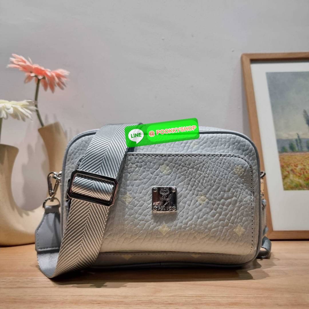 MCM KLASSIK CROSSBODY BAG สีใหม่ต้อนรับซีซั่นใหม่!! สาวกเอ็มซีเอ็มต้องมีน้า!! ใครๆเค้าก็สะพายกัน!! กระเป๋าสะพายข้างทรงครอสบอดี้ ที่ดาราใช้กันเพียบ!! รุ่นนี้หนุ่มๆสะพายหรือสาวๆก็สะพายได้น้า ขนาดกำลังดี วัสดุหนังแคนวาสคุณภาพดี มีช่องหลัก 2 ช่อง เปิด-ปิดด้วย