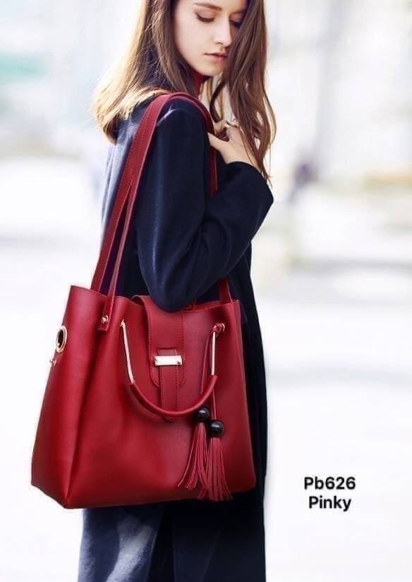 พร้อมส่ง PB626 (ผลิตใหม่งานดีกว่าเดิม) มาแล้วจ้า ครบสี รุ่นขายดีตลอดกาล งานเซตหรู ดูแพง ใบใหญ่ออกแบบสวยเข้ากับทุกชุด ตกแต่งพู่สวยงาม สายยาวติดกับตัวกระเป๋าถอด ไม่ได้ค่ะ ผลิตจากหนัง pu เกรดพรีเมี่ยม คุ้มมากได้ถึง 3 ใบ จัดเซตเข้ากั้นนนเข้ากัน สาวๆรีบจัดเลยจ