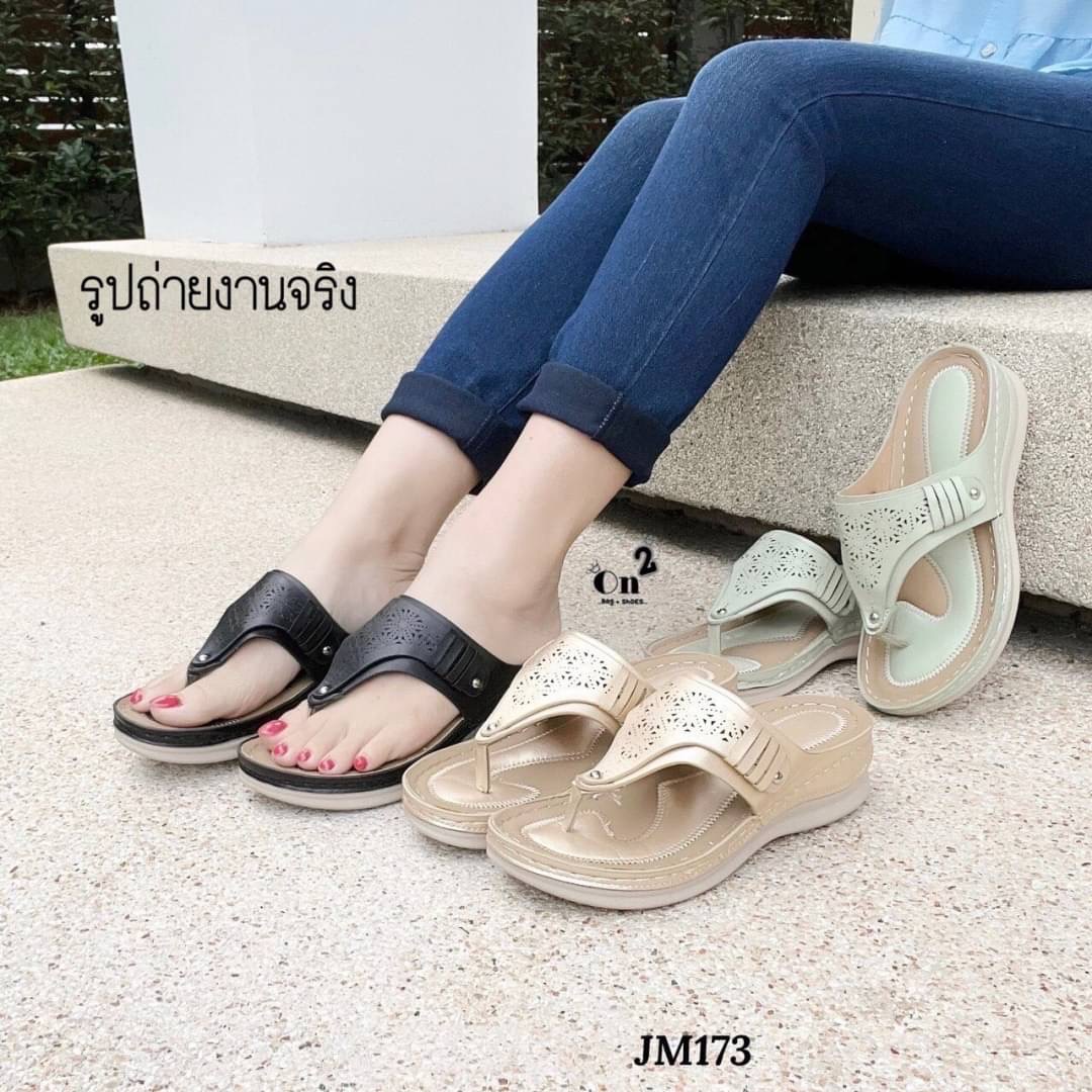 New....รองเท้าลำลองแบบหนีบดีไซน์สวยทั้งยังเป็นรองเท้าเพื่อสุขภาพด้วยค่ะ พื้นช่วยลดแรงกระแทกจากการเดินได้ดี ป้องกันการเดินแล้วเท้าพลิกได้ทำจากวัสดุคุณภาพดีมีกันลื่นแบบสวยดีต่อใจคะ ต้อง cf กันเลยจ้า