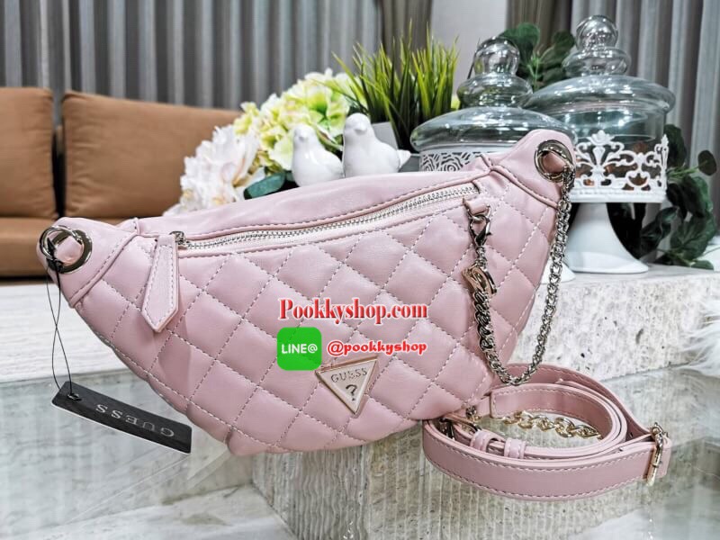 NEW ARRIVAL! Guess Kyli Fanny Pack Belt Bag 2019 กระเป๋าสะพาย/คาดเอว/คาดอกรุ่นใหม่ล่าสุดจาก GUESS FACTORY วัสดุหนังเเกะสังเคราะห์แบบนิ่มลายตารางเปิดปิดด้วยซิป ด้านหน้าประดับโซ่ห้อยโลโก้ดูมีดีเทล ด้านหลังมีช่องซิป ภายในมีโลโก้และช่องซิป สะพายได้หลายแบบไม่จ
