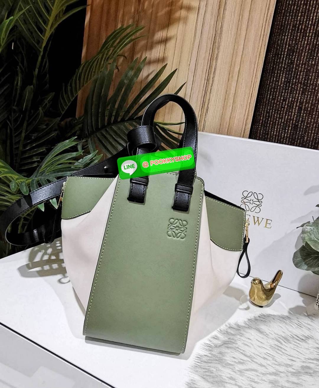 ✴️NEW ARRIVAL!✴️LOEWE HANDLE & SHOULDER BAG GIFT WITH PURCHASE GWP พรีเมี่ยมกิ๊ฟ Limited จาก LOEWE PERFUME DUTYFREE รุ่น Rare items สุดๆวัสดุหนังแท้ Calfskin หนังสวยดีไซน์มีเอกลักษณ์ ใบใหญ่กำลังดี น้ำหนักเบา สามารถปรับได้หลายทรงไม่จำเจ ด้านข