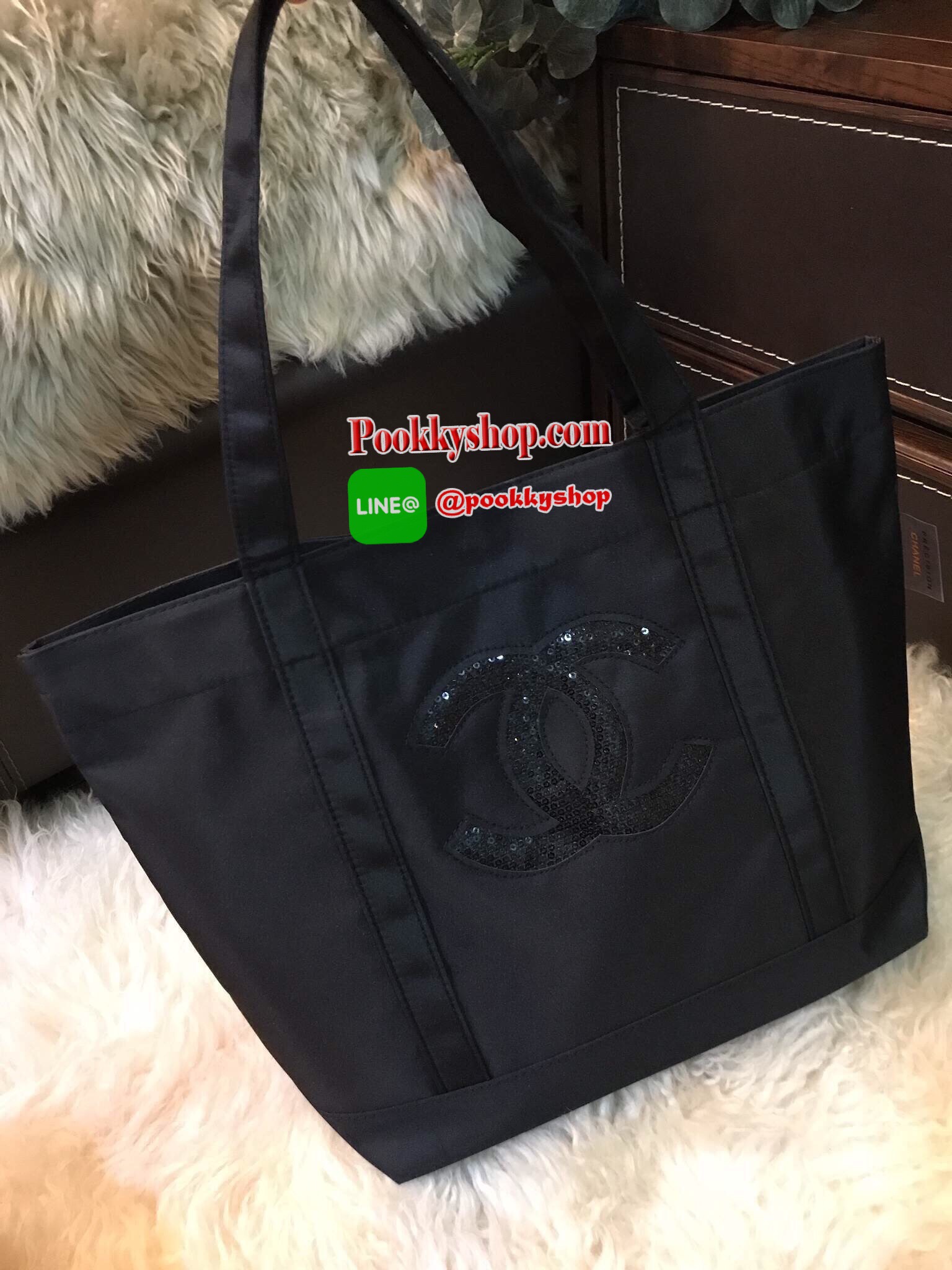 Must Have! Chanel Satin Shopping Bag กระเป๋าสะพายทรง ShoppingBag พรีเมี่ยมกิ้ฟ Limited Edition ของแท้นำเข้าจาก Chanel Perfume Counter ใบใหญ่วัสดุ SATIN ประดับคริสตัลสีดำโลโก้ CC สุดคลาสสิค ซับใน Polyester 100% เปิดปิดด้วยกระดุมแม่เหล็ก น้ำหนักเบา จุสุดๆ ส