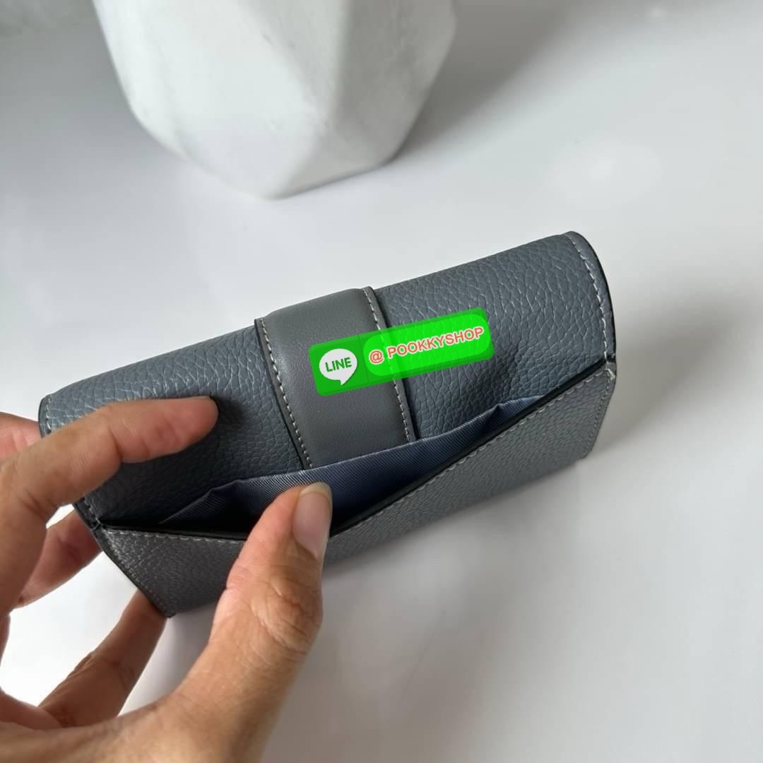 Coach Medium Grace Wallet (Cl421) 🔖กระเป๋าสุดหรูใบกลาง ขนาดกำลังดีกระทัดรัด 🔖วัสดุ : pebble leather 🔖ภายในมีช่องใบบัตรเครดิต 6 ช่อง มีช่องใส่เหรียญแยก สามารถใส่ธนบัตรแบงค์พันได้คะ