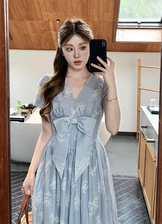 เดรสแฟชั่น เดรสลายริ้วเนื้อผ้าปักทั้งตัวสวยหรูมากๆค่ะ มีฟองน้ำจัดให้ทรงสวย(อกมีกระดุมแป๊ก)