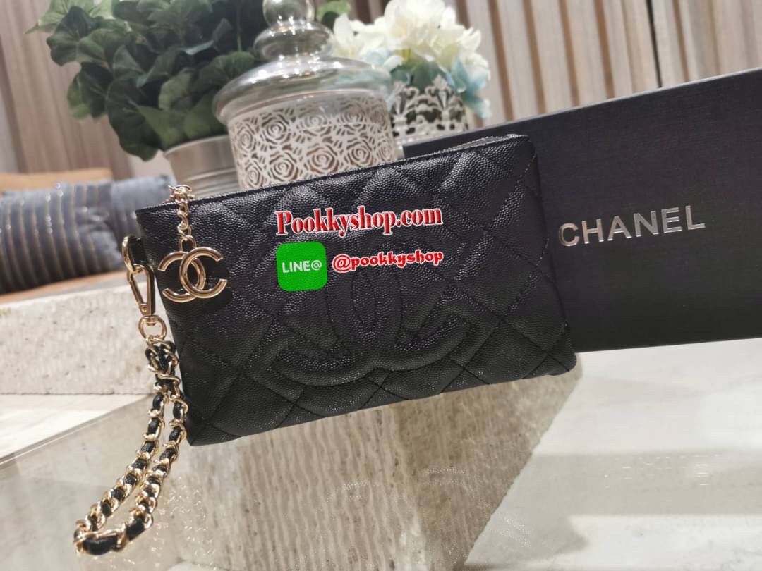 Don't Miss! Chanel Clutch Bag Gift With Purchase (GWP) กระเป๋าคล้องเเขนรุ่นใหม่พรีเมี่ยมกิ้ฟจาก Chanel Counter วัสดุหนังคาเวียร์สวยหรูเปิดปิดด้วยซิปสะดวกใช้ ห้อยอะไหล่โลโก้แบรนด์สีทองเพิ่มดีเทลเก๋ ภายในมีโลโก้ สามารถใส่กระเป๋าสตางค์ มือถือ iphone บัต