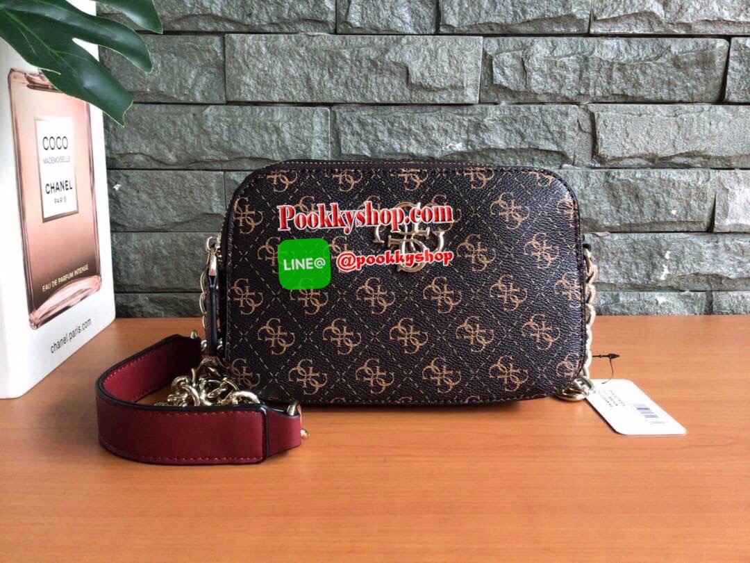 GUESS NOELLE CROSSBODY CAMERA BAG กระเป๋าสะพาย Crossbody รุ่นยอดนิยมหนังเรียบ และ หนังลาย Signature แบรนด์รอบใบ สวยอยู่ทรง ขนาดกำลังดี ด้านหน้ามีโลโก้แบรนด์ เปิดปิดด้วยซิปสะดวกใช้ แบ่งเป็น 2 ช่องซิป ภายในมีโลโก้ซับในลายแบรนด์ ภายในแยกเป็นสัดส่วนใช้งาน ใส่