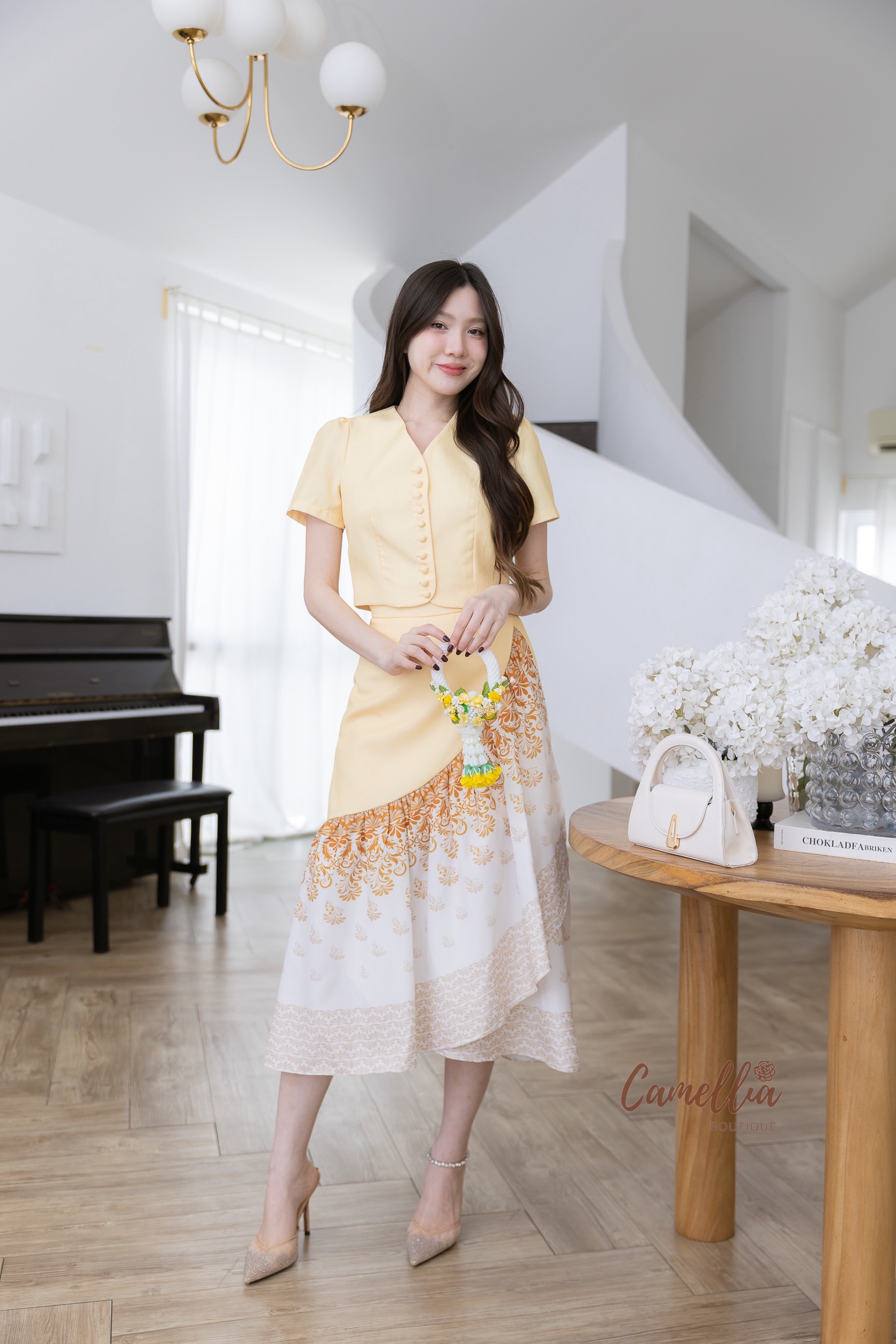 ชุดเซทแฟชั่น ชุดSet เสื้อคอปีนกระดุมหน้าสวยละมุนมากคะ มาคู่กับกระโปรงผ้าลายไทย