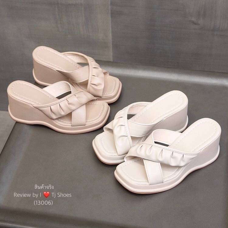 !! พร้อมส่งรองเท้าส้นเตารีดนำเข้าสวยเก๋ขายดีมากๆ !!! - หนังรุ่นนี้นิ่มมากใส่ดีมาก น้ำหนักเบา - มีรูระบายอากาศ ใส่แล้วเท้าไม่อับ - ทรงสวย สวมใส่ง่าย ใส่ได้ตลอดไม่ตกเทรนด์ - จับแมทกับชุดง่าย ใส่แล้วดูเกร๋ดูน่ารักมากๆ