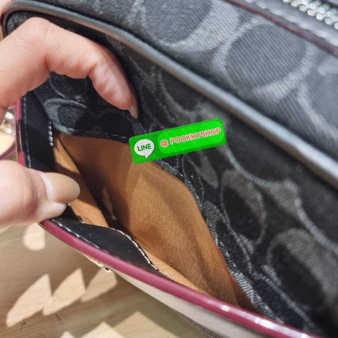 COACH CE744 CAMERA BAG IN SIGNATURE DENIM 🔆 Details สวยคลาสสิค ดูแพงเกินเรื่อง กับกระเป๋าสะพายข้างรูปทรง camera ที่มีความโดดเด่น ดีไซน์ออกมาให้ใช้งานสะดวกมากๆ ด้านหน้าจะมีช่องใส่ของจุกจิก ใส่บัตรหรือธนบัตรได้ ช่องหลักเปิด-ปิดด้วยซิป ภายในโล่งกว้าง