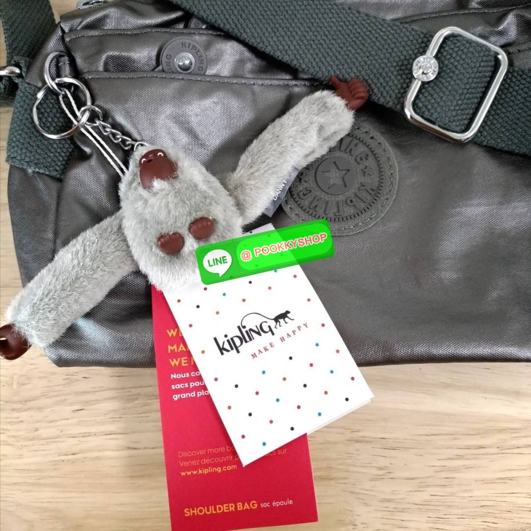 KIPLING Mini Crossbodybag กระเป๋าสะพายข้างขนาดกะทัดรัด ผลิตจากวัสดุ Nylon + ซับใน Polyester100% มีช่องใช้งานแยกย่อยมากถึง 4 ช่อง -ด้านหน้ามีช่องซิป 2 ช่อง -ช่องหลักโล่ง กว้าง จุของใช้ได้เยอะ -ด้านหลังมีช่องซิปอีก 1 ช่อง มาพร้อมพวงกุญเเจลิง สายสะพายยาวสมาร