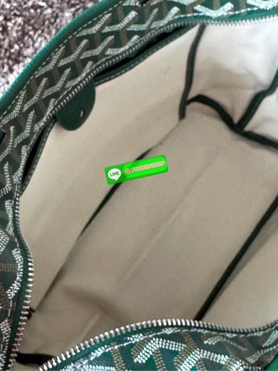 Goyard Artois PM Bag กระเป๋า Artois PM เป็นกระเป๋าที่มีซิปด้านบนเพิ่มคงามปลอดภัย ภายในพื้นที่กว้างเพื่อจัดระเบียบข้าวของของคุณ มันโดดเด่นด้วยฐานด้านล่างทั้งสองมุมเย็บต่อด้วยหนังใช้งานในแบบทางการหรือกึ่งทางการก็ได้