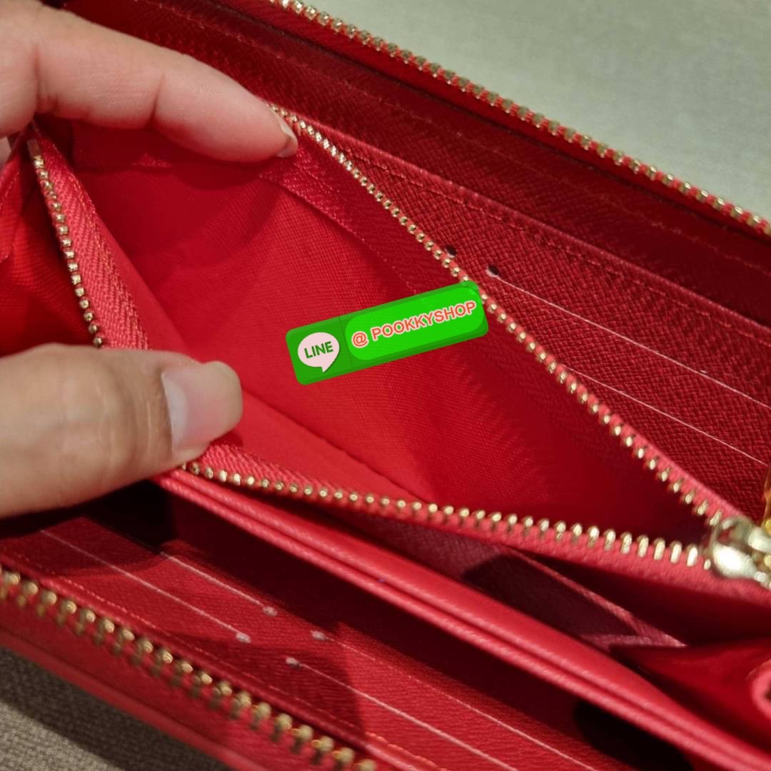 NEW IN!! LV long zip wallet with gwp กระเป๋าสตางค์พรีเมี่ยมกิ๊ฟ ดีไซน์ล่าสุด หนังแก้ววิบวับ หรูหรามาก ใบยาวขนาดกำลังเหมาะมือ ถือแล้วขับผิว ถือออกงานก็คือเลิศ วัสดุหนังแก้วเคลือบผิวกลิตเตอร์ เล่นกับแสงสวยมาก เปิด-ปิดด้วยซิปรอบ ภายในมีช่องใส่บัตรเยอะมาก มีช
