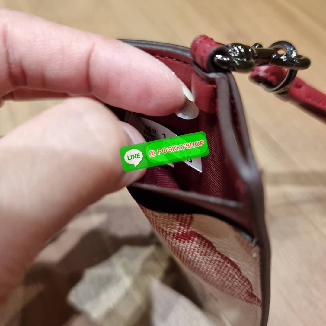 กระเป๋าใส่บัตรคล้องคอ Coach card holder ราคาพิเศษสุดๆ!!! ของหายาก!! ง่ายๆแบบไม่ธรรมดา!! คลาสสิคแต่มีดีเทลโดดเด่น!! กระเป๋าถนอมบัตร พร้อมสายคล้องคอ ดีไซน์ลวดลายสวย ดูดีทุกแบบ ใช้งานง่าย พกพาสะดวก จะใส่บัตรพนักงาน บัตรเครดิต บัตรปชช. ใบขับขี่ และบัตรอื่นๆที