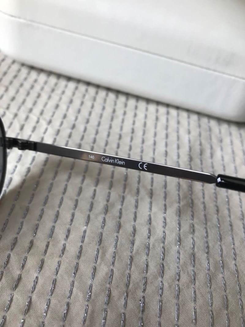 Calvin Klein แว่นรุ่นนี้ สวยมากๆ อุปกรณ์กล่องและผ้าเช็ดแว่น