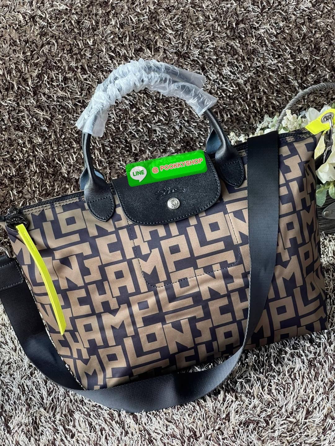 💕Longchamp LE PLIAGE LGP TOP HANDLE BAG M พบกับคอลเลคชั่นใหม่ล่าสุด มีดีไซน์ที่เรียบหรูและคลาสสิก แฝงด้วยลูกเล่นแบบเฟมินีน แถมยังมีน้ำหนักเบาอย่างไม่น่าเชื่อ มาพร้อมกับหูจับกระเป๋าคู่และฝาปิดแบบกระดุม กระเป๋าถือใบนี้สามารถใช้ถือแบบทั่วไป มีสายสะพา