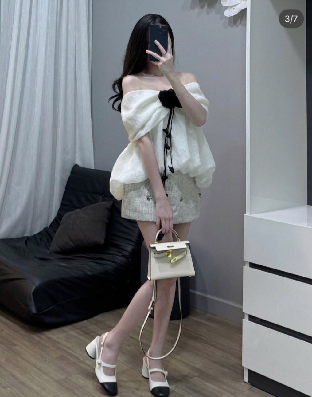 ชุดเซทแฟชั่น เซ็ตเสื้อเกาะทรงบอลลูน มาพร้อม accessories ดอกไม้สีดำประดับชุดดูมีดีเทล