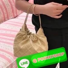Tory Burch Fleming Drawstring Bag ผลิตจากหนังนิ่ม ตกแต่งด้วยลายไดมอนด์และสายโซ่
