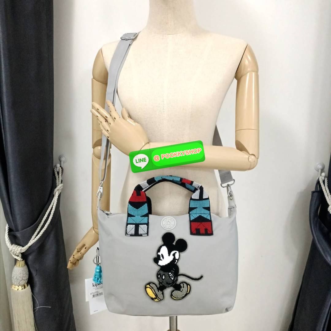 Kipling KALA Mini Disney's Mickey Mouse Handbag กระเป๋าถือหรือสะพาย วัสดุ Polyamide+Polyester รุ่นใหม่ล่าสุด Collection Mickey's ลายน่ารัก ผิวสัมผัสนุ่ม ลื่น พร้อมตัวการ์ตูน Mickey Mouse ไหมพรม ตกแต่งด้านหน้า ช่องหลักโล่งกว้าง พร้อมช่องแยกด้านข้