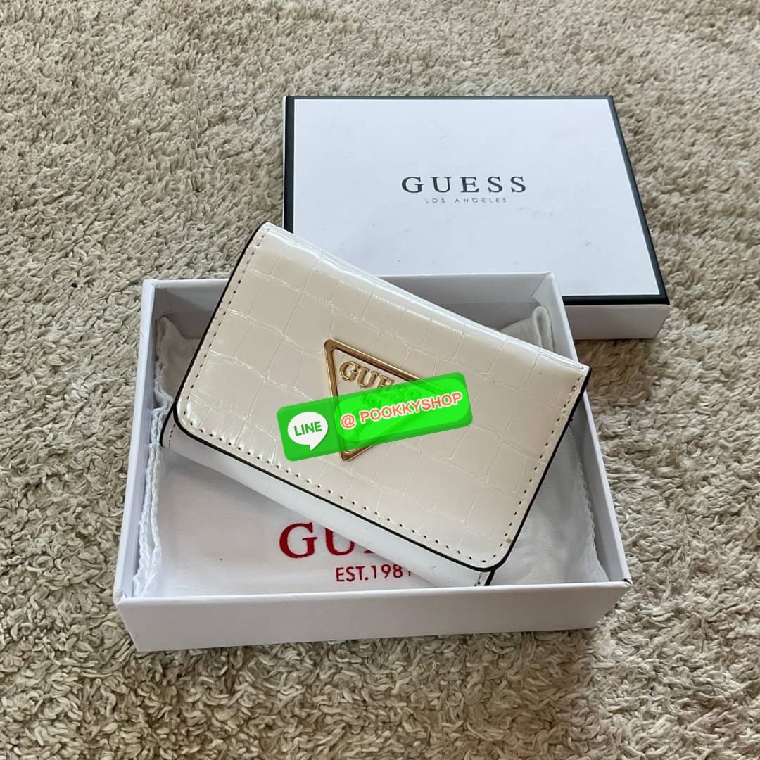 รุ่นใหม่ล่าสุด! GUESS SHORT WALLET กระเป๋าสตางค์ใบสั้นสองตอน วัสดุตัวหนังลายสวยหรูพิมพ์ลายทั้งใบ เปิดปิดด้วยกระดุม ด้านในบุผ้าปั้มแบรนด์มีช่องใส่รูป และใส่บัตรได้อีกหลายช่อง มาพร้อมช่องใส่ธนบัตรหนึ่งช่อง สวยคุ้ม สไตล์มินิ สำหรับคนไม่ชอบพกเงินเยอะ แนะนำใบน