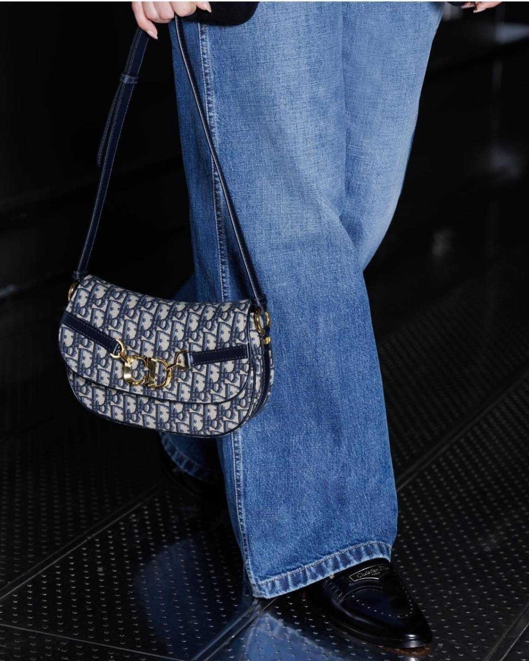 กระเป๋าสะพายทรงสวย ดีไซน์โลโก้โดดเด่นและหรูหรา ดีเทลดูดีมีกิมมิคในตัว