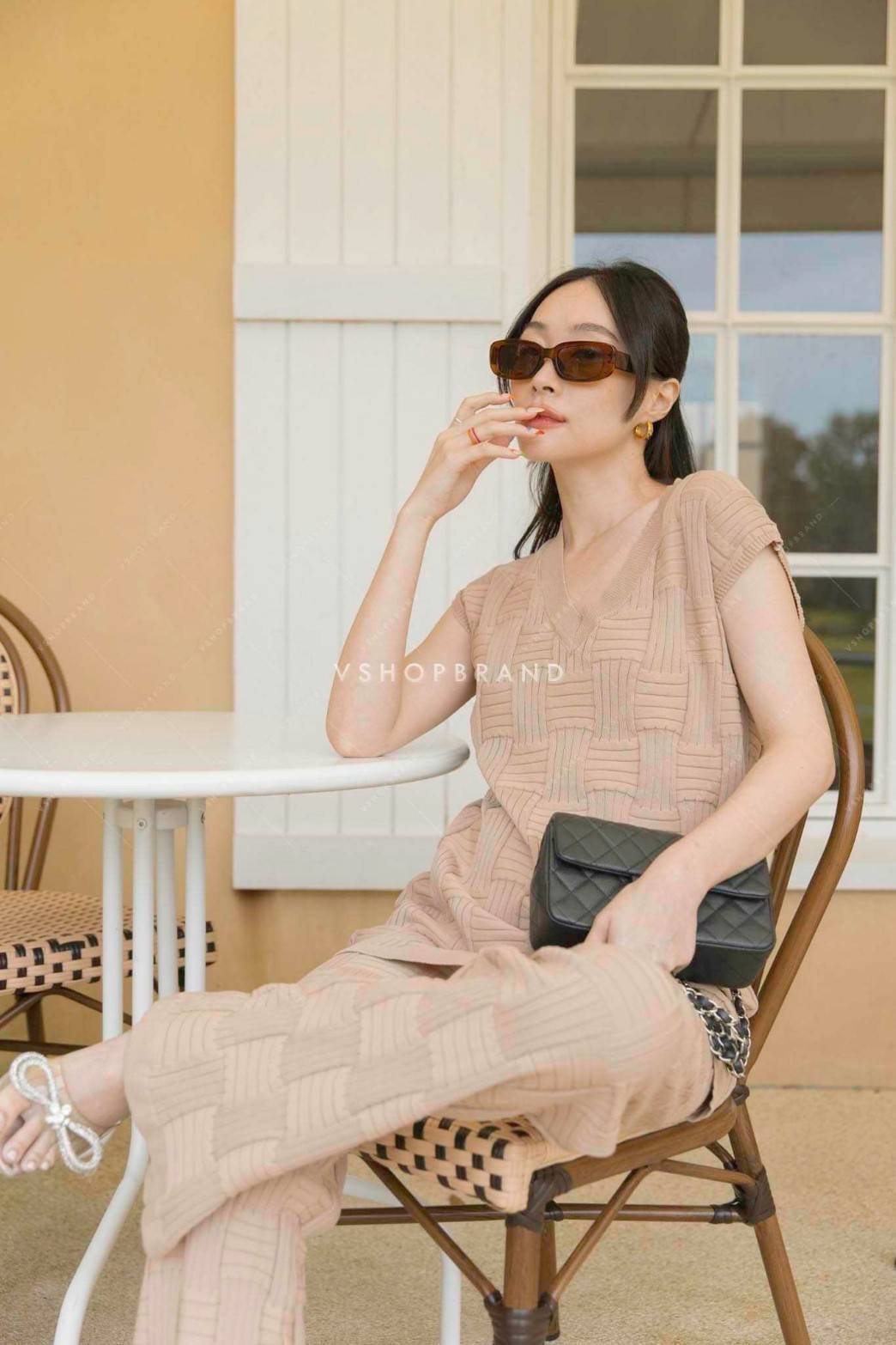 Set เสื้อแขนกุดผ้าไหมพรมถักลาย bot.ttega เข้าเซทกับกางเกงยาวทรงเข้ารูปขาบาน ช่วงเอวสม็อค รุ่นนี้ผ้านุ่มใส่สบายแนะนำเลยค่ะ