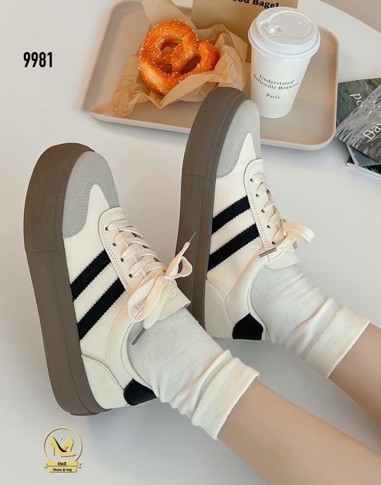 รองเท้าผ้าใบทรงสวย ดีไซน์ลายแถบสองข้าง ใส่แล้วลุคดูแพงแบบแกล้ง ๆ แต่ราคาเป็นมิตรสุด ๆ พื้นหนาแบบกำลังดี ช่วยเพิ่มความสูงแถมขาดูเรียวขึ้นทันตา ใส่ไปเรียน ทำงาน เที่ยว คาเฟ่ ได้หมดทุกมูด