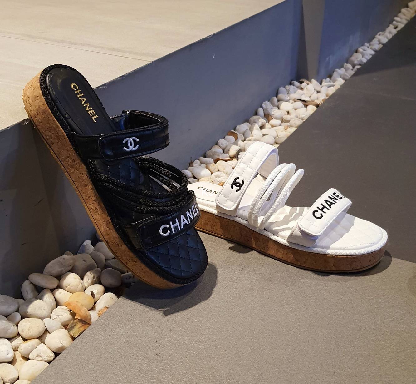 พร้อมส่ง แบบใหม่ รองเท้าแตะ Chanel แบบใหม่ล่าสุด รายละเอียดดีมาก สายด้านหน้าเป็นแบบแปะตีนตุ๊กแก สามารถปรับสายได้นะคะ ส้นไม่เตี้ยขนเกินไป