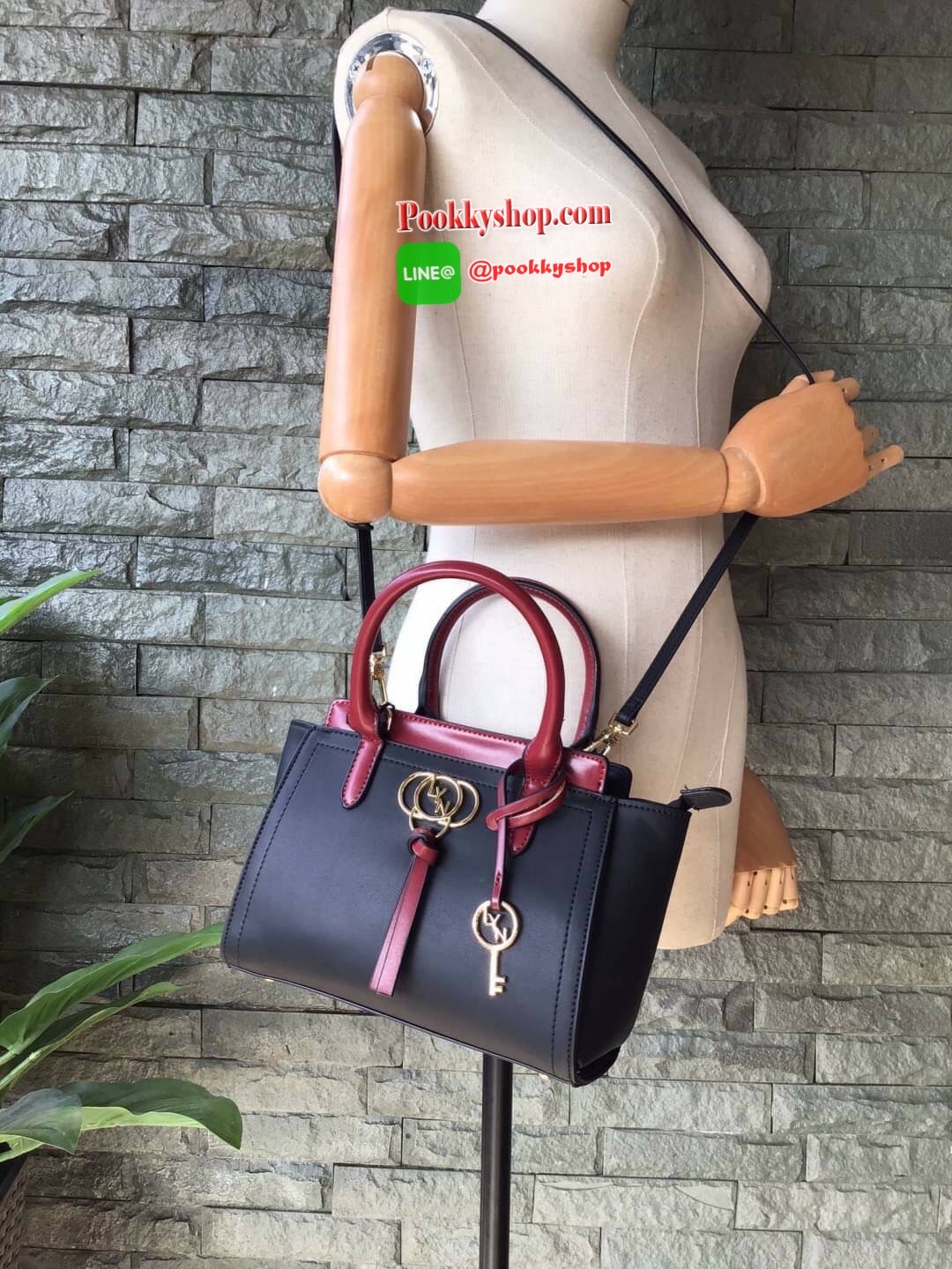 New Collection!!! LYN CROSSBODY BAG กระเป๋าสะพายไหล่ / กระเป๋าถือ ทรงปีกคอลเลคชั่นใหม่ สีทูโทน สวยโดดเด่น(!!)มาพร้อมกับรูปทรงดีไซน์สุดคลาสสิค ตกแต่งด้านหน้าห้อยพวงกุญแจ Lyn สุดเก๋ มาพร้อมกับสายสะพายยาวปรับระดับได้ เปิดปิดด้วยซิป ภายในโล่งกว้าง แยกเป็นสัดส