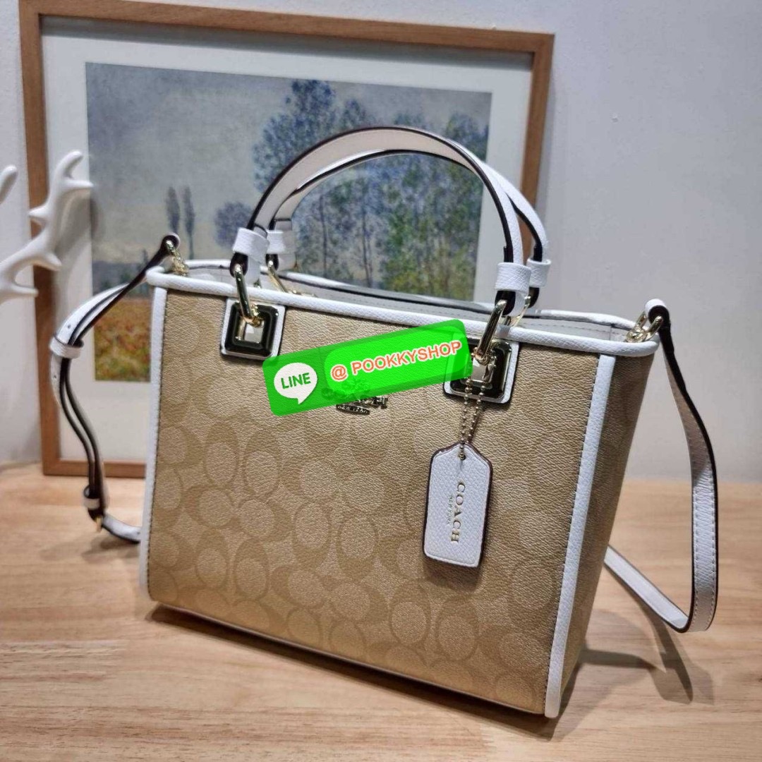 กระเป๋าถือ/สะพายรุ่นยอดนิยม ดีไซน์คงความคลาสสิค แฝงความหรูด้วยอะไหล่สีทอง หูจับในตัวสะดวกใช้งาน ปากกระเป๋ามีซิปปิดกันหล่นแน่นหนา ใต้กระเป๋ายังมีหมุดรองถนอมกระเป๋าอีกด้วย มีสายสะพายข้างให้ ถอดออกได้ ปรับได้ตามต้องการ ภายในโล่งกว้าง มีทั้งช่องซิปและช่องย่อย