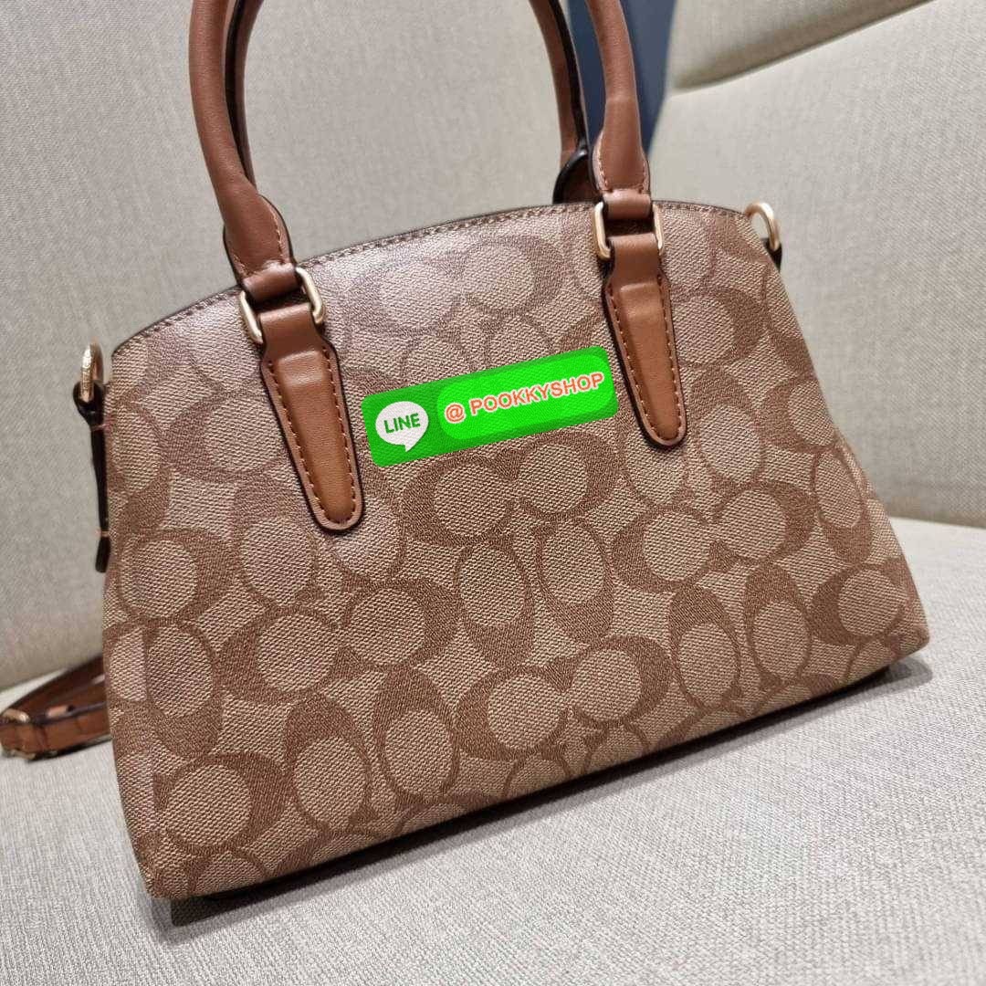 COACH F29434 MINI SAGE CARRYALL IN SIGNATURE CANVAS รุ่นยอดฮิต!! ที่สุดของกระเป๋าสะพายขายดี ต้องทรงถังมินิรุ่นนี้ วัสดุหนังแคนวาสเคลือบลาย สวย คลาสสิค มาพร้อมสายสะพายข้างและหูหิ้วในตัว ถอดออกถือคล้องแขนเก๋ๆ หรูๆยังได้ ภายในเป็นช่องโล่ง แบ่งสัดส่วนอย่างดี