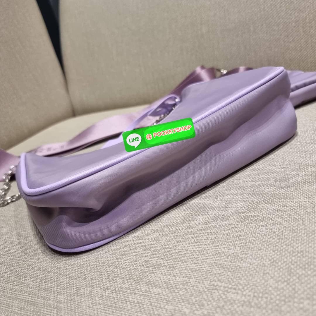 PRADA RE-EDITION 2005 RE-NYLON SHOULDER BAG ไอเท็มสุดปัง ที่ฮิตตลอดกาลไม่ว่าจะปีไหนๆ จัดให้ครบทั้งสีขายดีและสีใหม่ล่าสุด ที่สายคุณหนูห้ามพลาด!! กับกระเป๋าสะพายทรงคลาสสิค เหมาะเป็น everyday bag มากๆ วัสดุผ้าไนล่อนคุณภาพ พร้อมใบลูก ไว้ใส่เหรียญ ใส่กุญแจได้ส