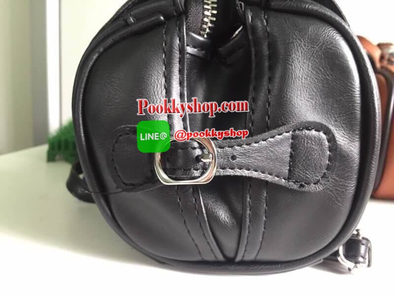 Brand : Adidas Mini Shoulder bag and messger bag 2018 Detail : กระเป๋าสะพายข้างใบเล็กกระทัดรัด แนวsport วัสดุทำด้วยหนังPU นิ่ม น้ำหนักเบา Logo Adidas สกีนทั้ง 2 ข้าง สามารถใช้ได้ทั้งด้านหน้าและด้านหลังเวลาสะพาย ภายในกว้างสามารถเก็บของได้พอสมควร ใส่กระเป๋า