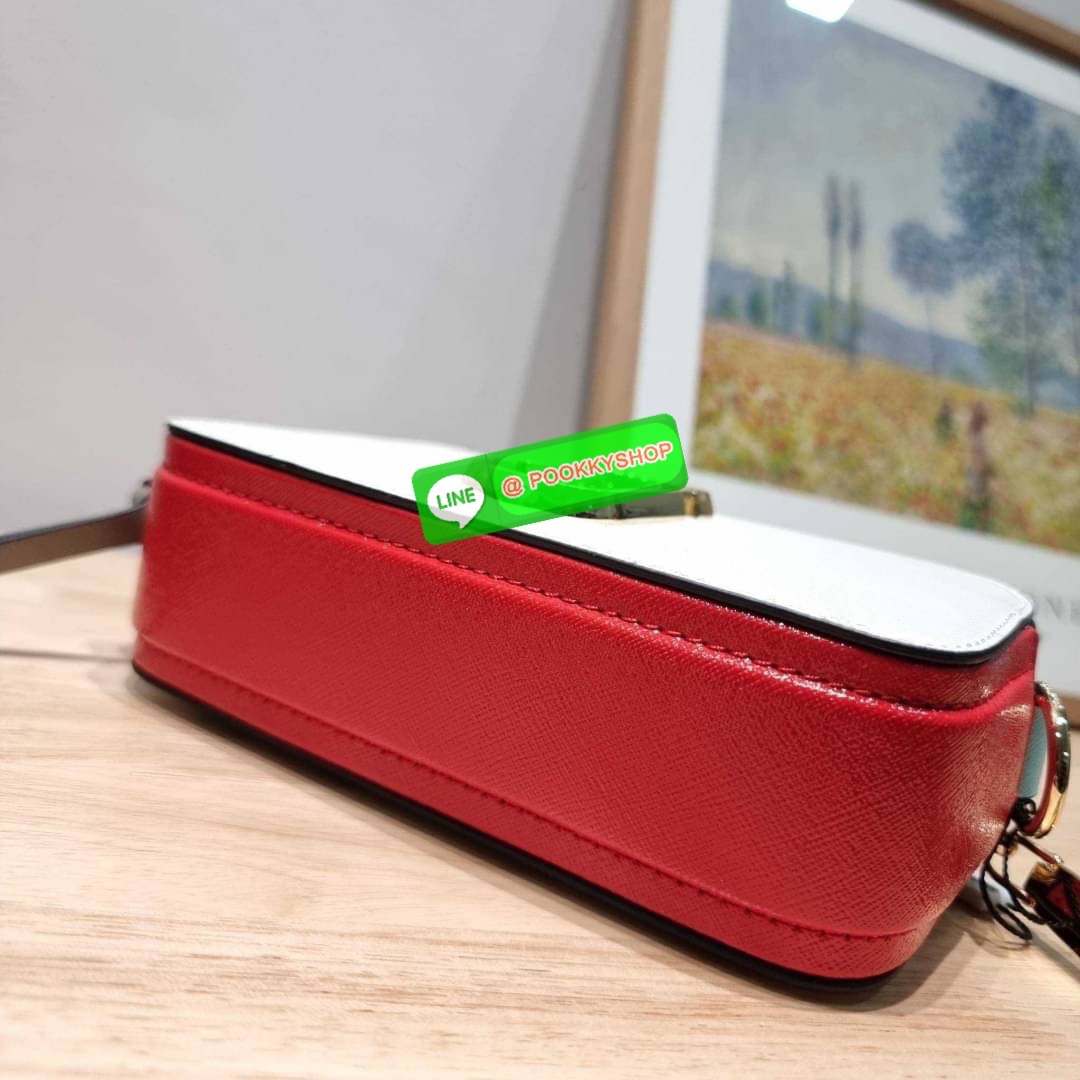 MARC JACOBS THE SNAPSHOT CAMERA BAG ไอเท็มยอดฮิตที่โดดเด่นเป็นเอกลักษณ์ กับกระเป๋าสะพายข้างสุดปัง เรียกได้ว่าไม่ซ้ำใคร!! วัสดุหนังวัว สวยอยู่ทรง เปิด-ปิดกระเป๋าด้วยซิป มีซิปหลัก 2 ช่อง แบ่งสัดส่วนไว้ดีมาก มาพร้อมสายสะพายสปอร์ตเส้นใหญ่ ที่ออกแบบโทนสีมาให้เ