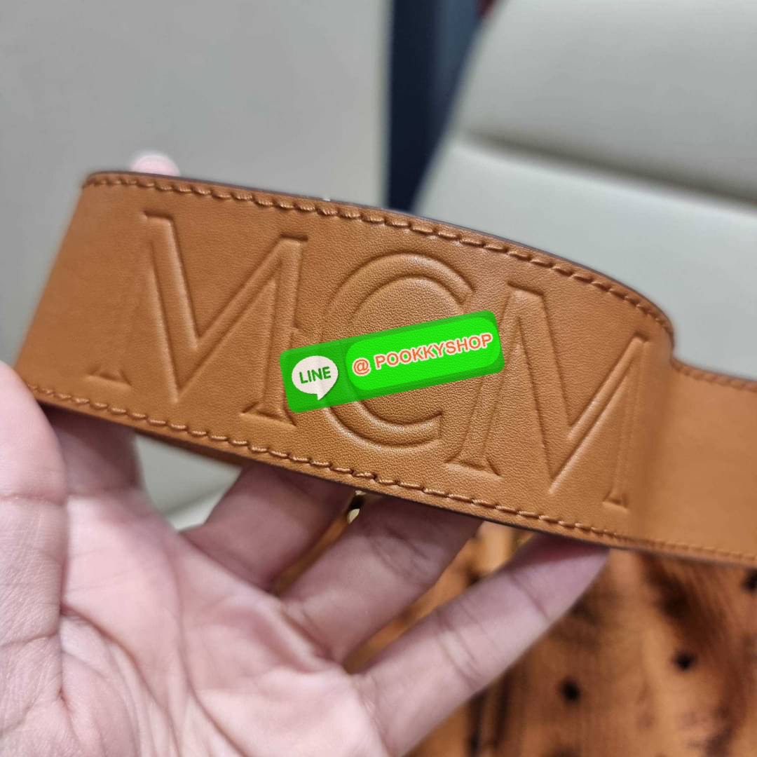 MCM MEDIUM ESSENTIAL DRAWSTRING BAG IN VISETOS กระเป๋าสะพายทรง bucket ไซส์ medium ใบใหญ่กำลังดี รูดเปิด-ปิดด้วยหนัง และยังมีกระดุมแม่เหล็กติดกันของหล่น พิเศษที่มีสายสะพายให้ 2 แบบ สายคล้องไหล่หรือถือได้ และสายสปอร์ตสะพายข้าง วัสดุหนังแคนวาสคุณภาพดี ภายในโ