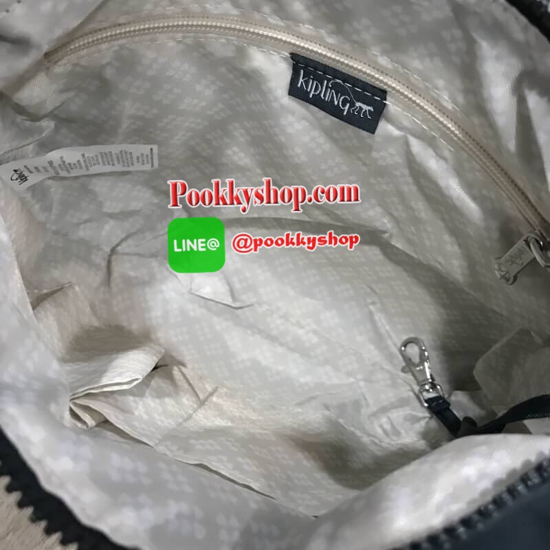 พร้อมส่งรุ่นยอดนิยม! KIPLING ART O SHOULDER BAG กระเป๋าสะพายรุ่นใหม่ล่าสุดวัสดุ Nylon+Polyester 100% เปิดปิดด้วยซิปสะดวกใช้ หัวซิปเเบรนด์ ภายในมีช่องซิป ช่องใส่มือถือและสายคล้องพวงกุญแจ ด้านหน้ามี2ช่องซิป ด้านหลังมี1ช่องซิป พร้อมสายสะพายยาวเลื่อนปรับได้จะ