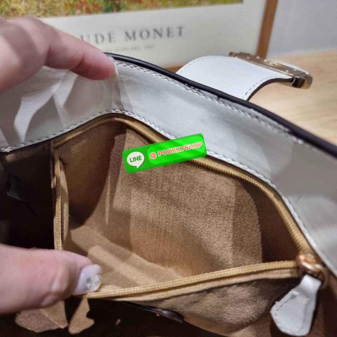 COACH CR533 ELIZA SHOULDER BAG 🔅 Details ใหม่ล่าสุด กระเป๋าสะพายไหล่ทรงโฮโบสุดหรู ดีไซน์โลโก้แบบใหม่และหรูหรายิ่งขึ้น คงความคลาสสิคและวินเทจ เปิด-ปิดด้วยสายคาดแบบกระดุมแม่เหล็ก ภายในเป็นช่องโล่ง แบ่งสัดส่วนไว้อย่างดี มีทั้งช่องใส่บัตร และช่องซิป ส