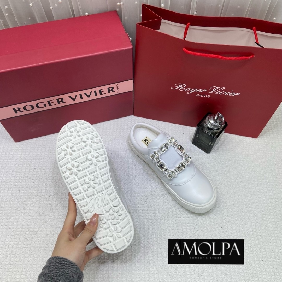 เข้าเพิ่มมมแล้วค้า รุ่นเปิดส้น ใส่สบาย สะดวกกกมากก แอ๊ดเก็บแล้วค้า รุ่นนี้พรีเมียมมาก บอกเลยว่า ไม่ผิดหวังค่ะ สวยยยจริง Hiend 1:1 ROGER VIVIER WOMEN SNEAKER อุปกรณ์ครบ ตามช๊อป รุ่นนี้คือแบบบว่า ... พูดได้คำเดียว ว่าต้องมี!!! เป๊ะ ปัง ปั๊วะ มากกกค่าลูกค้า