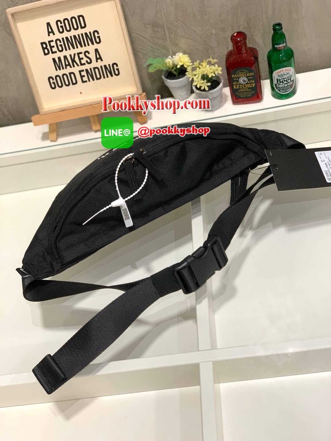 NIKE HERITAGE WAIST BAG (BA5750-010) กระเป๋าทรงคาดเอวและคาดหน้าอกสไตล์สปอร์ต เปิดปิดด้วยซิปคู่ ภายในใส่กระเป๋าสตางค์ยาวได้ ด้านหน้าสกรีนโลโก้แบรนด์ สายคาดปรับความยาวได้ฟรีไซส์ น้ำหนักเบา จะสะพายคาดอกช้อปปิ้งหรือจะวิ่งออกกำลังกายก็ได้คร้า!!