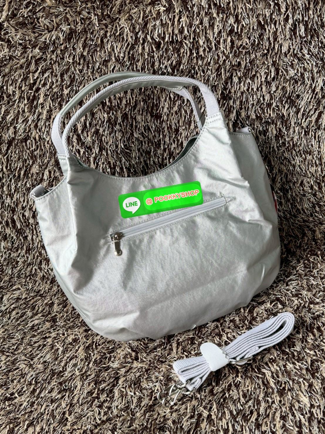 💕Kipling Aliana Shoulder Bag เป็นกระเป๋าสะพายไหล่ดีไซน์เรียบหรูที่ลงตัวทั้งสไตล์และการใช้งาน มาพร้อมช่องหลักปิดเปิดด้วยกระดุมแม่เหล็ก ช่องด้านในมีช่องแยกใช้การใช้งานหลายช่องอย่างชัดเจน รวมทั้งยังมีช่องที่ซ่อนอยู่ภายนอก มาพร้อมสายสะพายปรับฟรีไซส์ เ