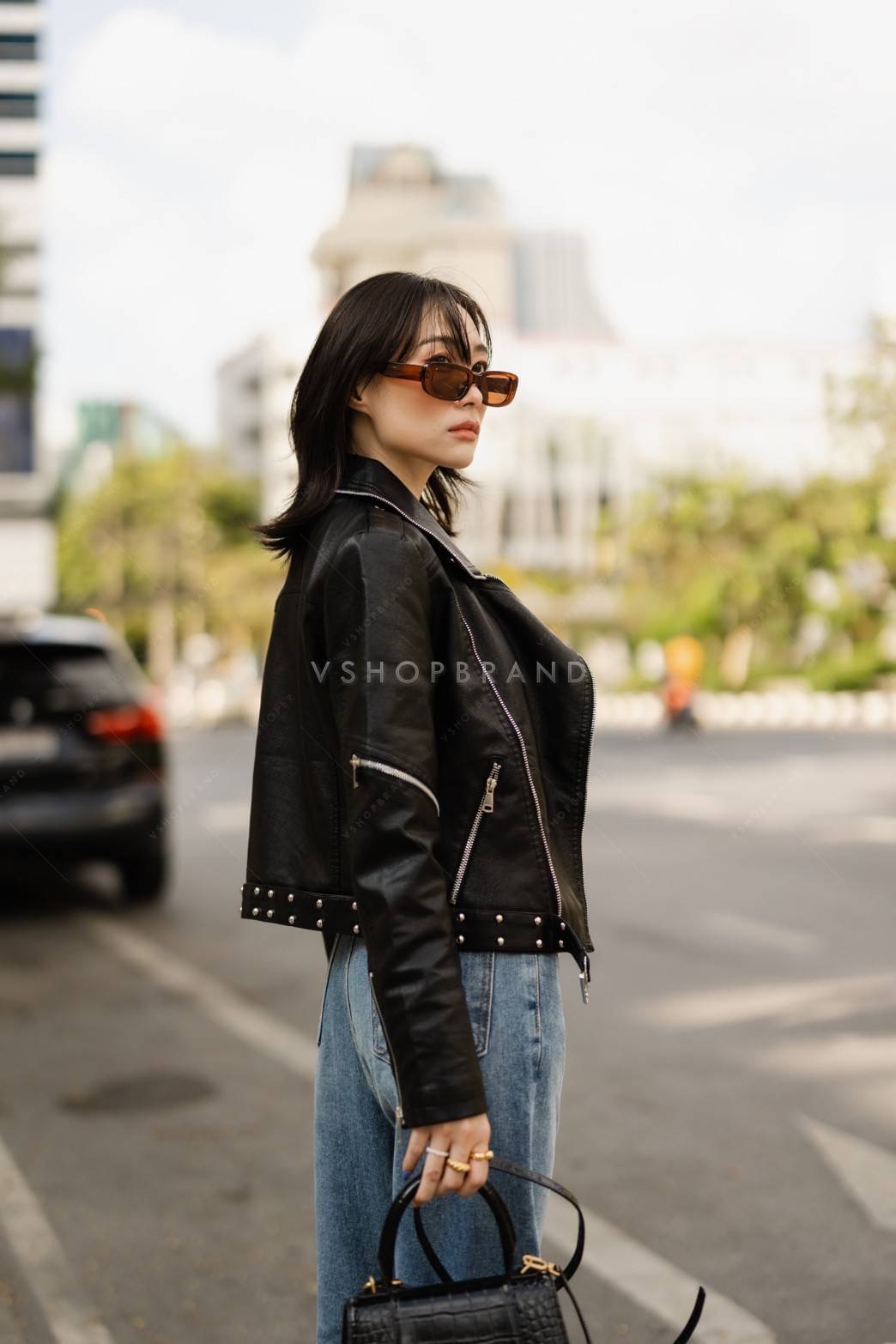 แจ็คเก็ตหนัง pvc เนื้อดีนิ่มๆใส่สบาย แต่งดีเทลสุดชิคด้วย ซิปแขนข้าง พร้อมเชือกคาดเอวล่าง ให้ลุคสาว swag มากๆเลยค่ะ