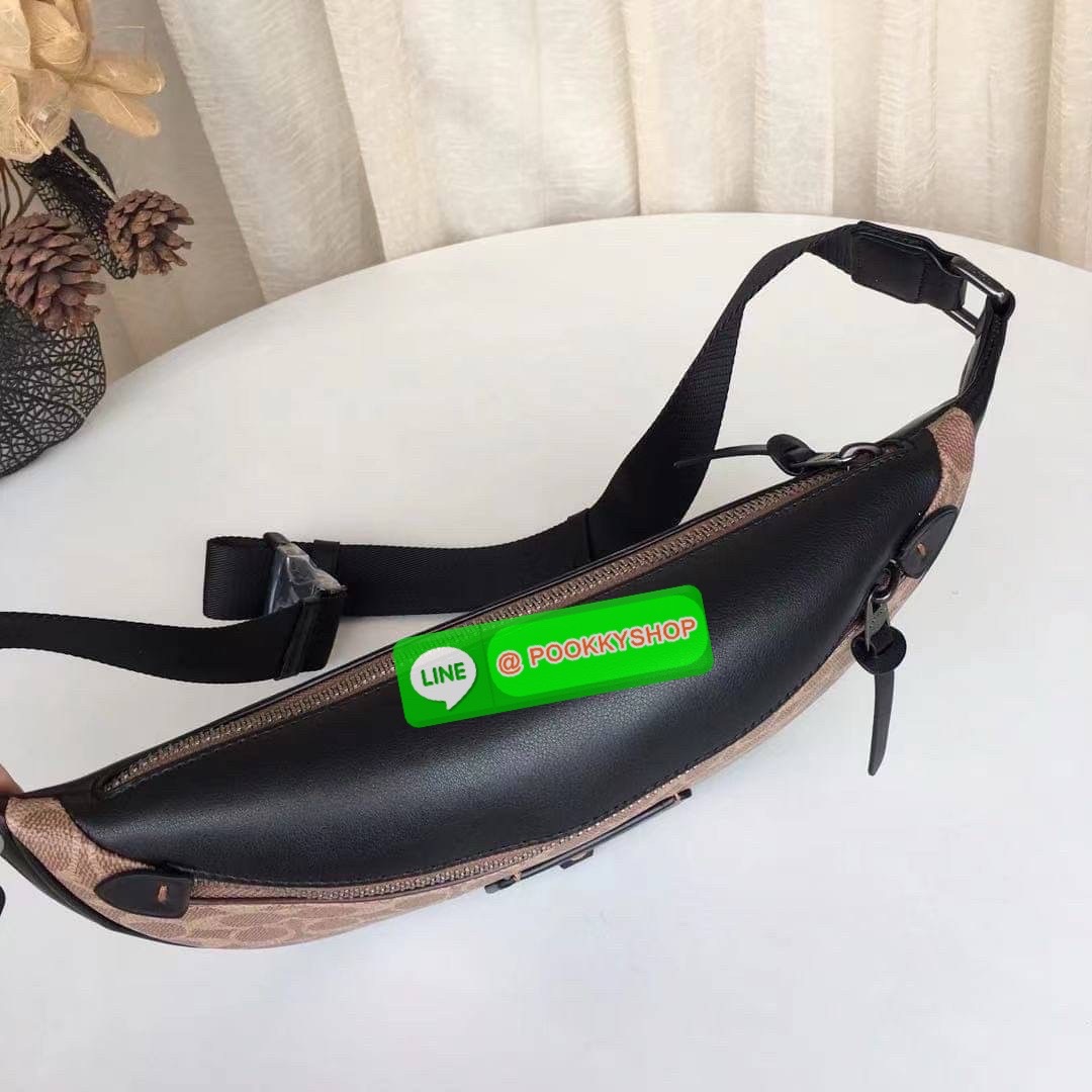 Coach 40345 Rivington Belt Bag In Signature Canvas สายแฟต้องร้องว้าว “ลายมีอยู่ทั่วไป…แต่ลายที่มี C อยู่ด้วย ใครเห็นก็รู้ว่า ‘เท่แบบ Coach’” Coach Charter Belt Bag ลาย C สุดเก๋ ทรงโค้งครึ่งวงรี คาดอกได้เท่ คาดเอวก็เก๋ ใครใส่ก็หล่อดูดี มีเอกลักษณ์เฉพาะตัว!