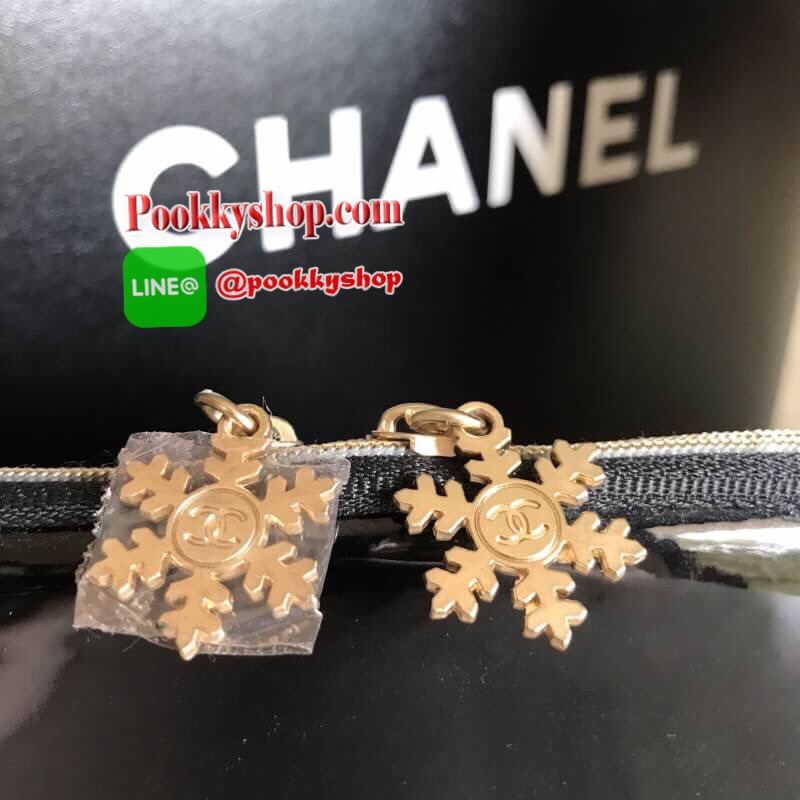 Must Have! Chanel Snowflake Cosmetic Pouch VIP Gift SIZE (L) กระเป๋าอเนกประสงค์พรีเมี่ยมเเท้จาก Chanel Cosmetic Counter วัสดุ PVC เนื้อหนากันน้ำซับในสีดำสกรีนโลโก้แบรนด์สวยหรู ด้านหน้าสกรีน Chanel โดดเด่นที่หัวซิปเป็นคอลเลคชั่น Snowflake zipper สีทองหรูสา